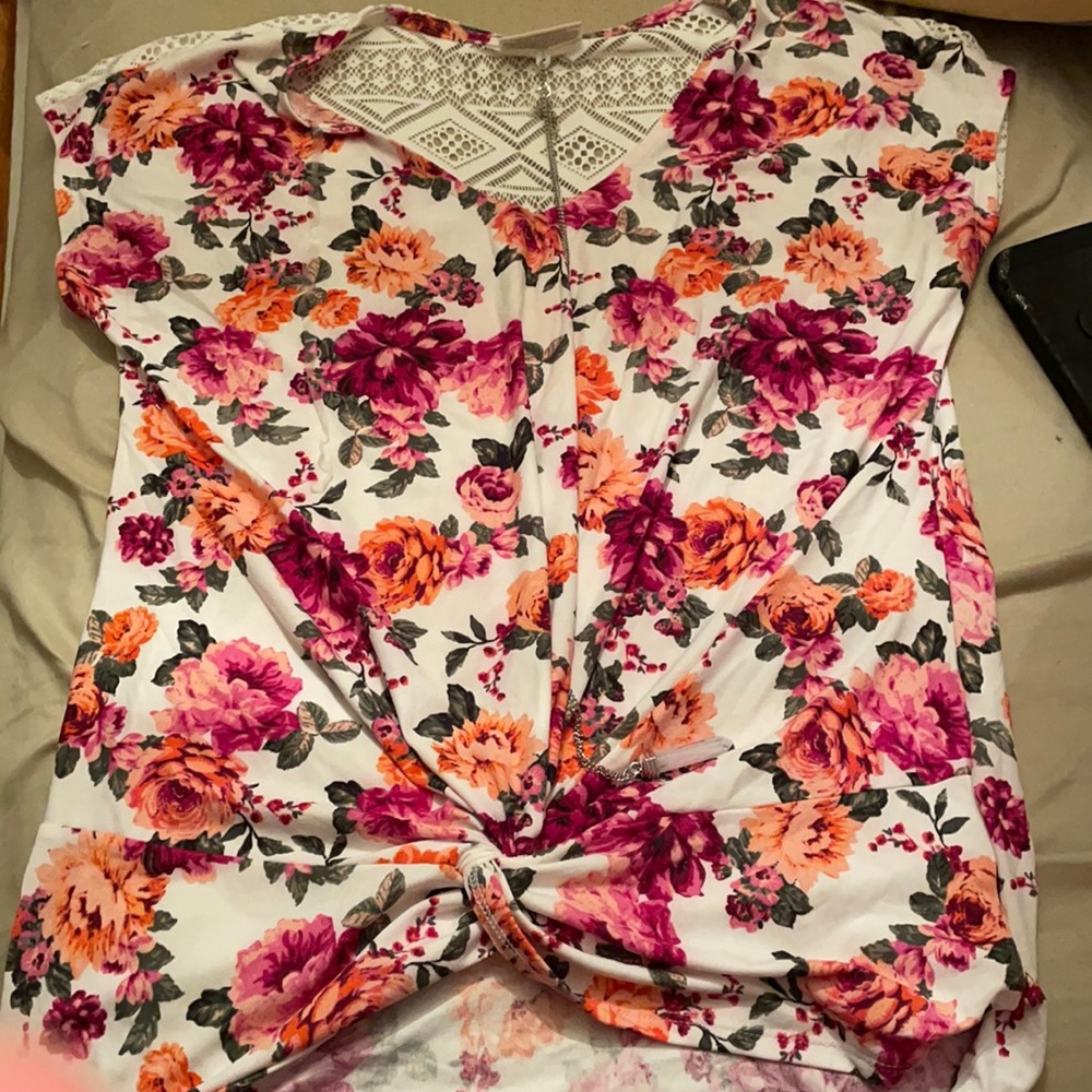 Women’s shirt size M comes with a necklace